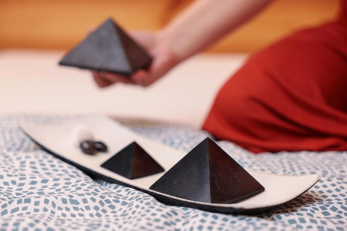 Heka Naturals Pyramide de Shungite non polie en Pierre Noire | Décoration de Bureau en Pierre de Shungite pour la Maison ou le Bureau - Pierres de Chakra, Cristaux de Guérison, Pyramide de Méditation