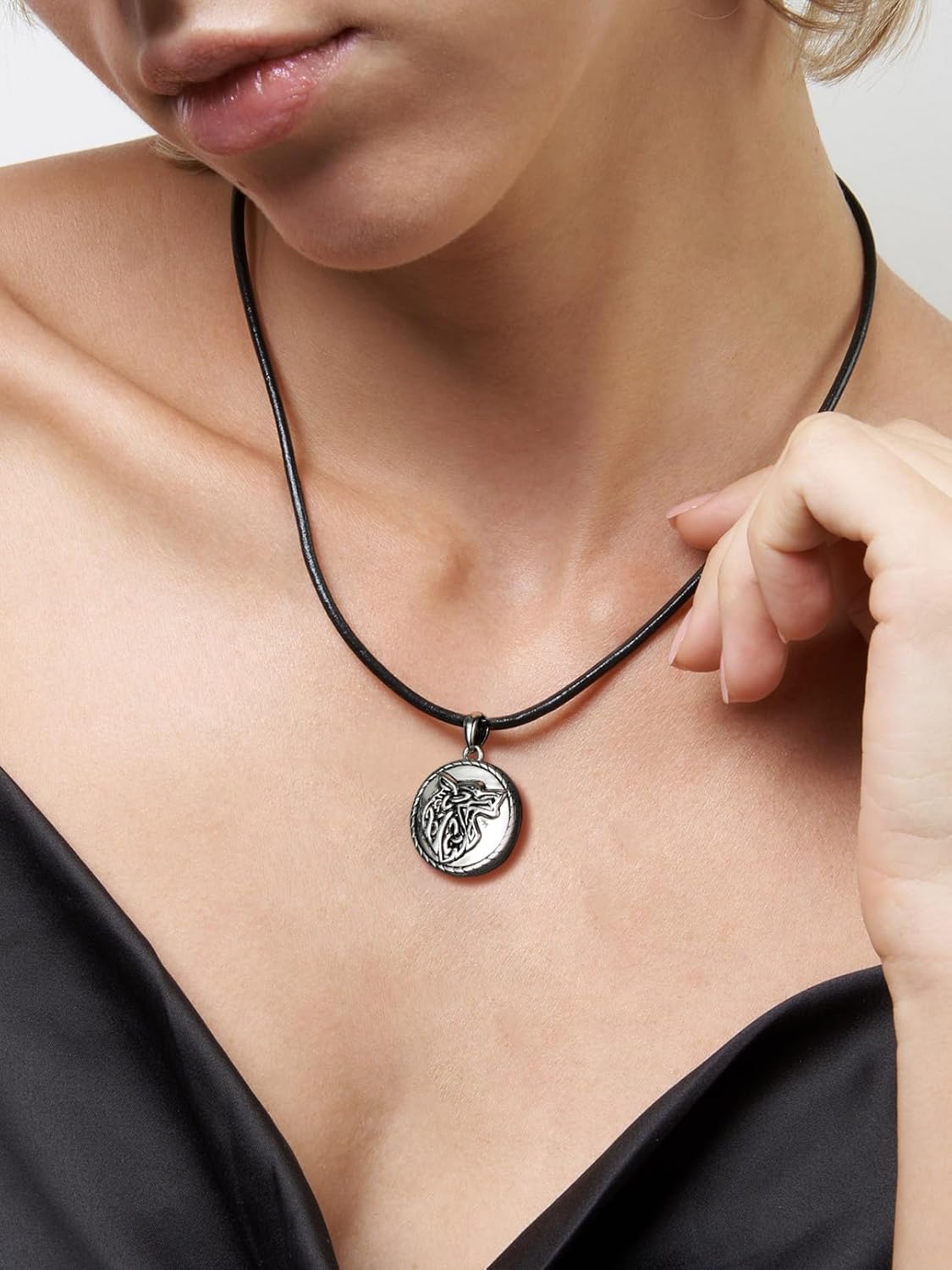 FaithHeart Collier Homme Photo Personnalisé Argent 925/Cuivre,Chaîne Cordon Cuir 40-76,Pendentif Prénom Gravé Triquetra/Valknut/Vegvisir/Loup/Mjolnir Marteau de Thor/Croix de Malte(Boîte Cadeau)