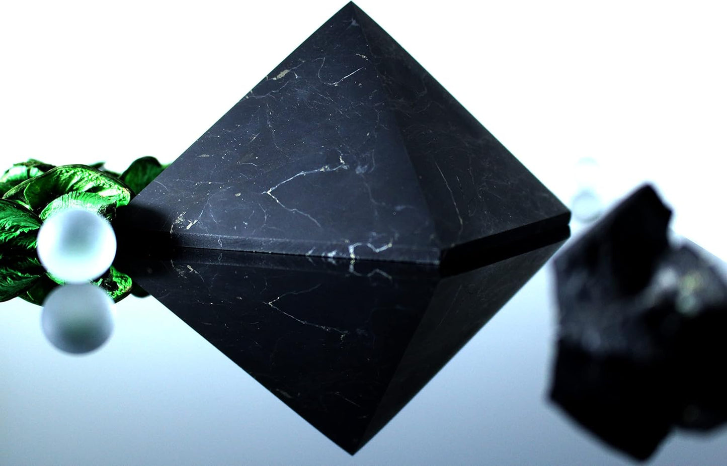 Heka Naturals Pyramide de Shungite non polie en Pierre Noire | Décoration de Bureau en Pierre de Shungite pour la Maison ou le Bureau - Pierres de Chakra, Cristaux de Guérison, Pyramide de Méditation