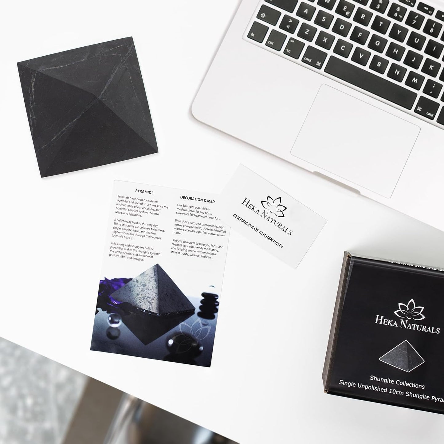 Heka Naturals Pyramide de Shungite non polie en Pierre Noire | Décoration de Bureau en Pierre de Shungite pour la Maison ou le Bureau - Pierres de Chakra, Cristaux de Guérison, Pyramide de Méditation