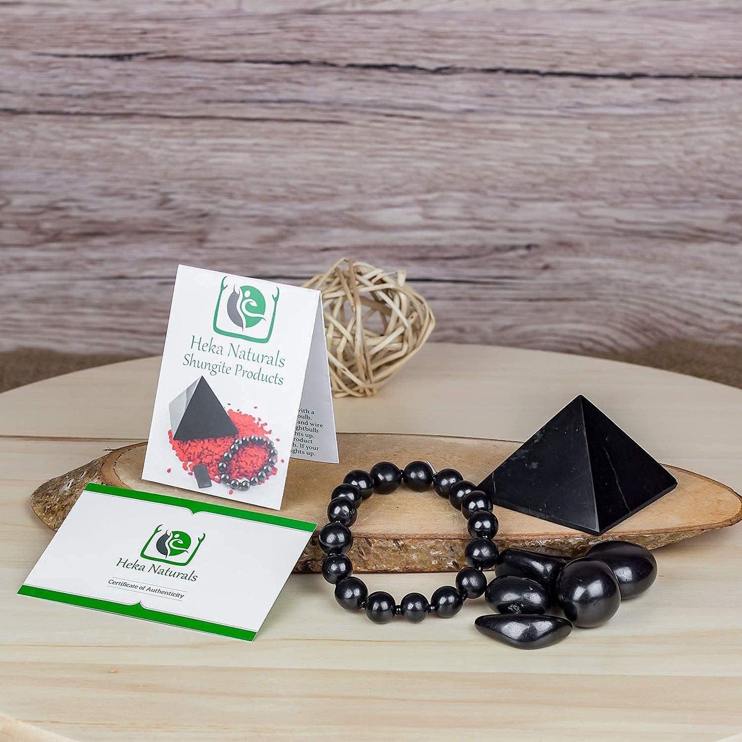 Heka Naturals Pyramide de Shungite Polie (5 cm), Bracelet Extensible & Pierres Roulées | Décoration d'intérieur, Purification de l'eau Désintoxication - Chakra Cristaux Bijoux Spirituels