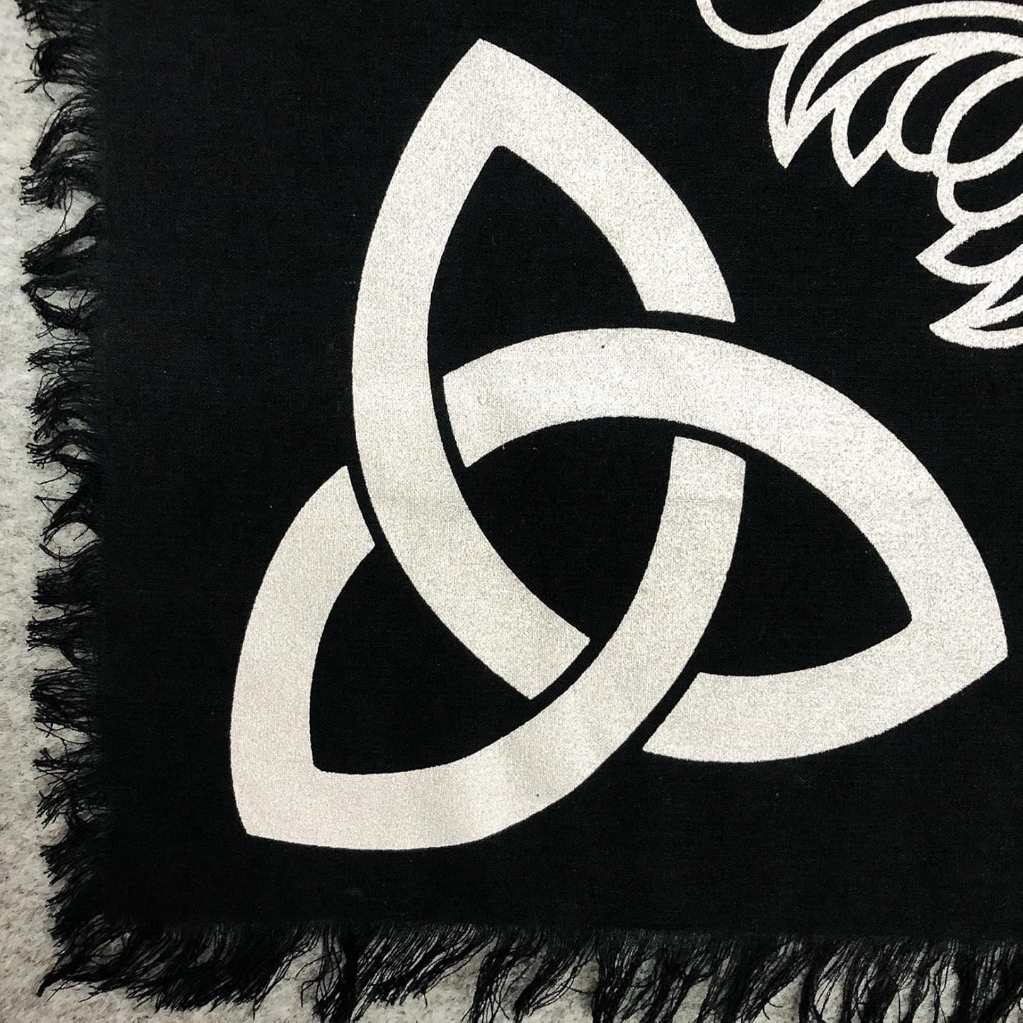THE ART BOX Tissu Cartes de Tarot Serviettes Accessoires de Sorcellerie Nappe en Or Noir Carré Tissu céleste Spirituel avec Franges, Pentagramme Triquetra, 24X24 Pouces