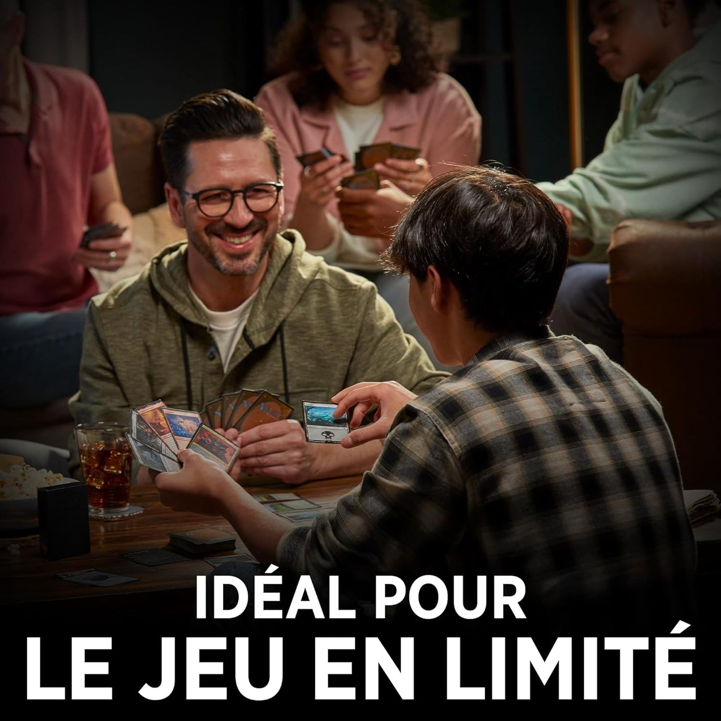 Bundle Magic: The Gathering Meurtres au manoir Karlov - 9 boosters de jeu, 30 cartes de terrain + accessoires exclusifs (Version Française)