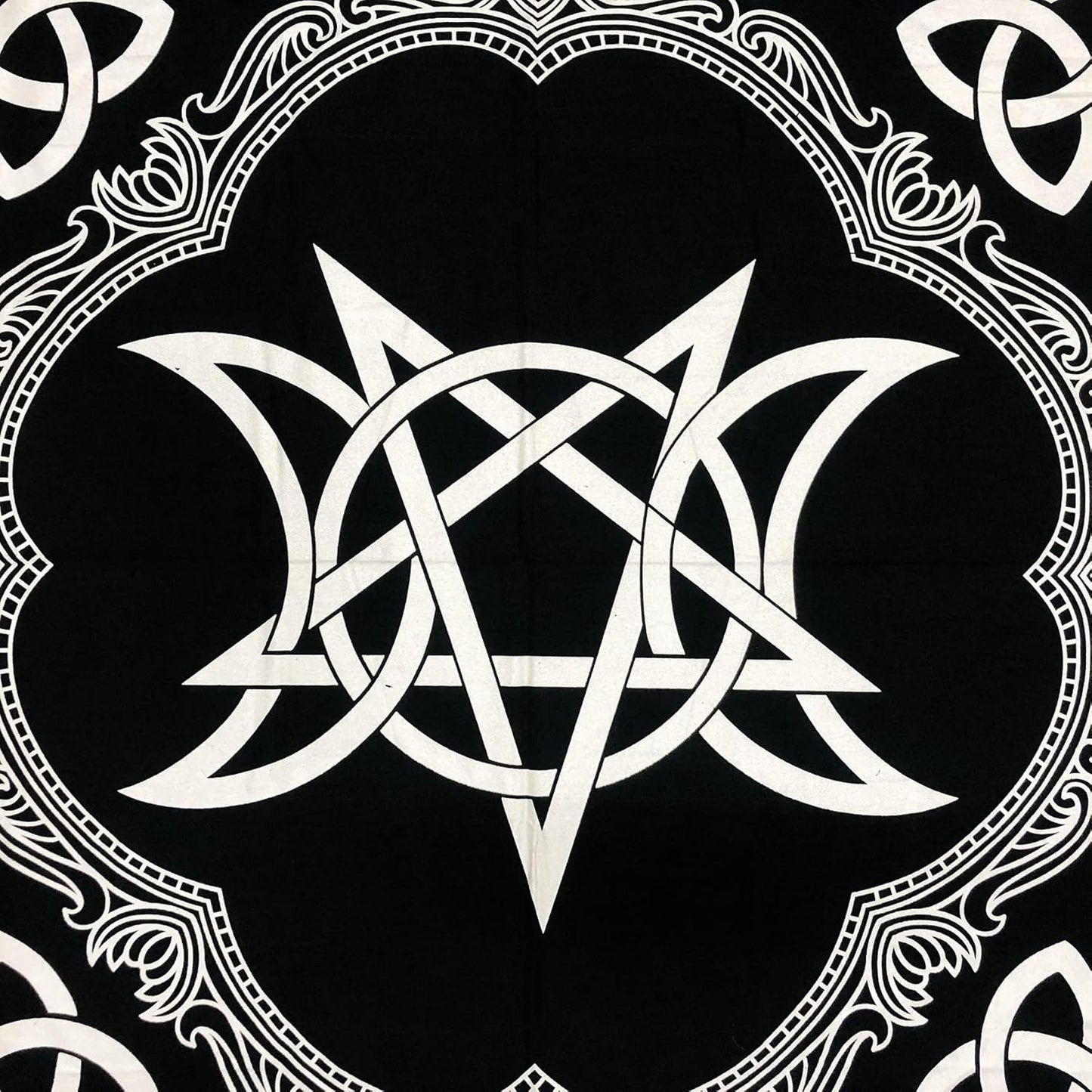 THE ART BOX Tissu Cartes de Tarot Serviettes Accessoires de Sorcellerie Nappe en Or Noir Carré Tissu céleste Spirituel avec Franges, Pentagramme Triquetra, 24X24 Pouces