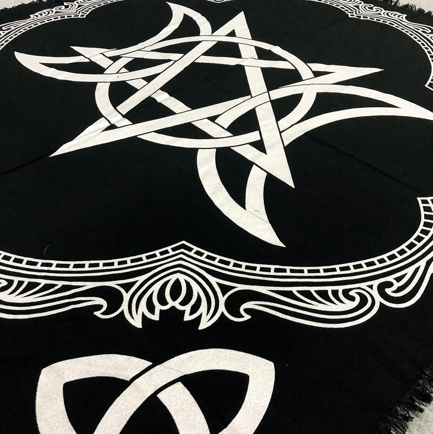 THE ART BOX Tissu Cartes de Tarot Serviettes Accessoires de Sorcellerie Nappe en Or Noir Carré Tissu céleste Spirituel avec Franges, Pentagramme Triquetra, 24X24 Pouces