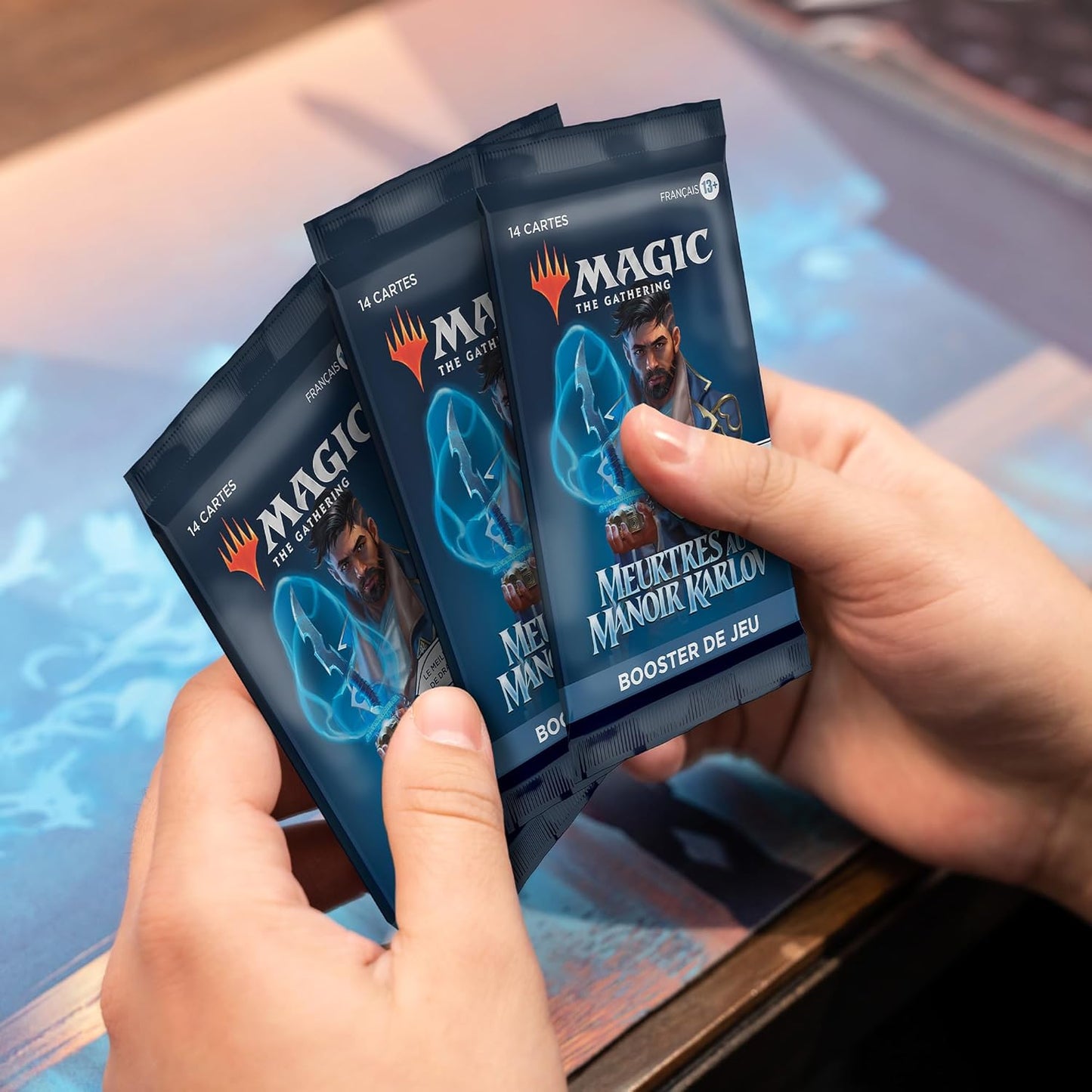 Bundle Magic: The Gathering Meurtres au manoir Karlov - 9 boosters de jeu, 30 cartes de terrain + accessoires exclusifs (Version Française)