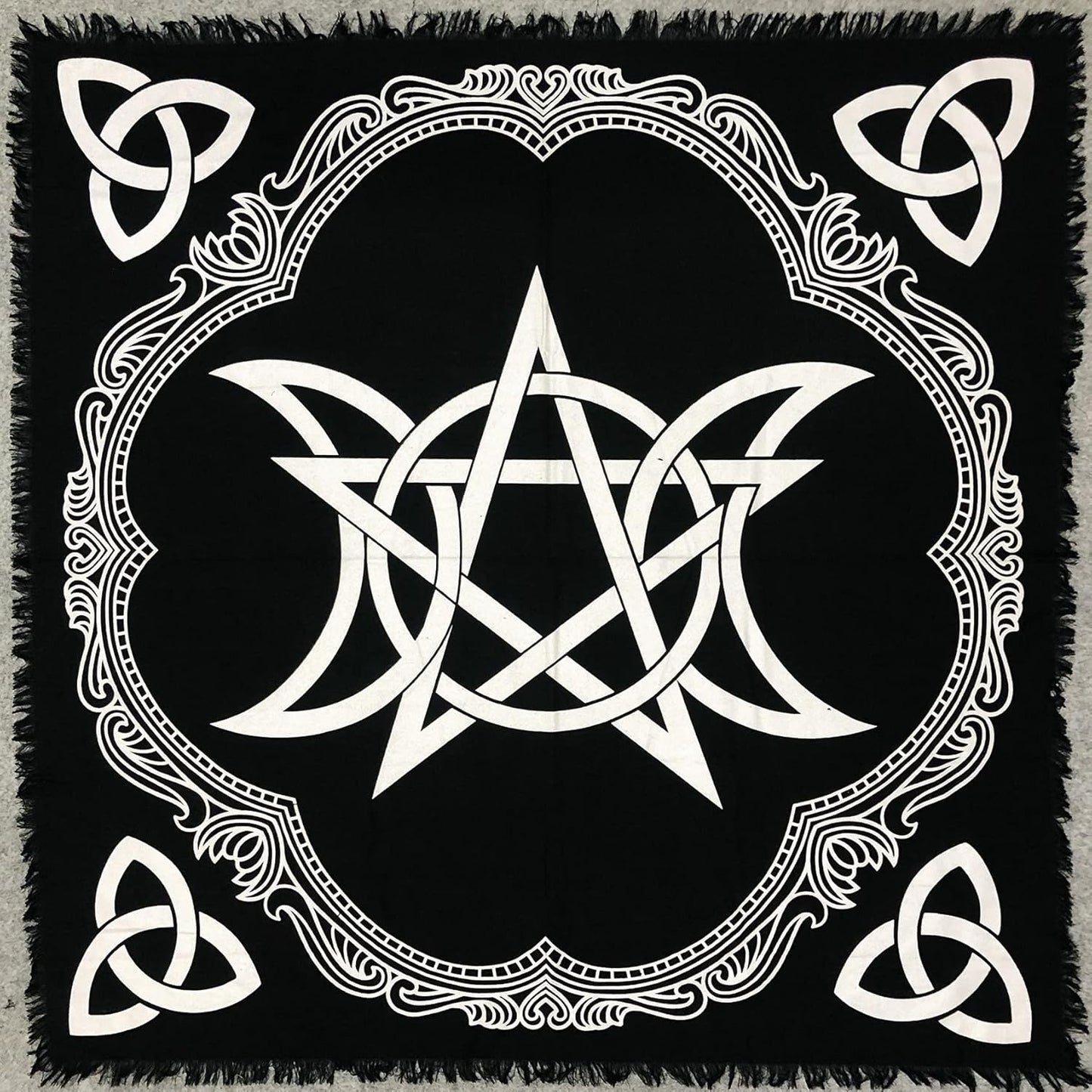 THE ART BOX Tissu Cartes de Tarot Serviettes Accessoires de Sorcellerie Nappe en Or Noir Carré Tissu céleste Spirituel avec Franges, Pentagramme Triquetra, 24X24 Pouces
