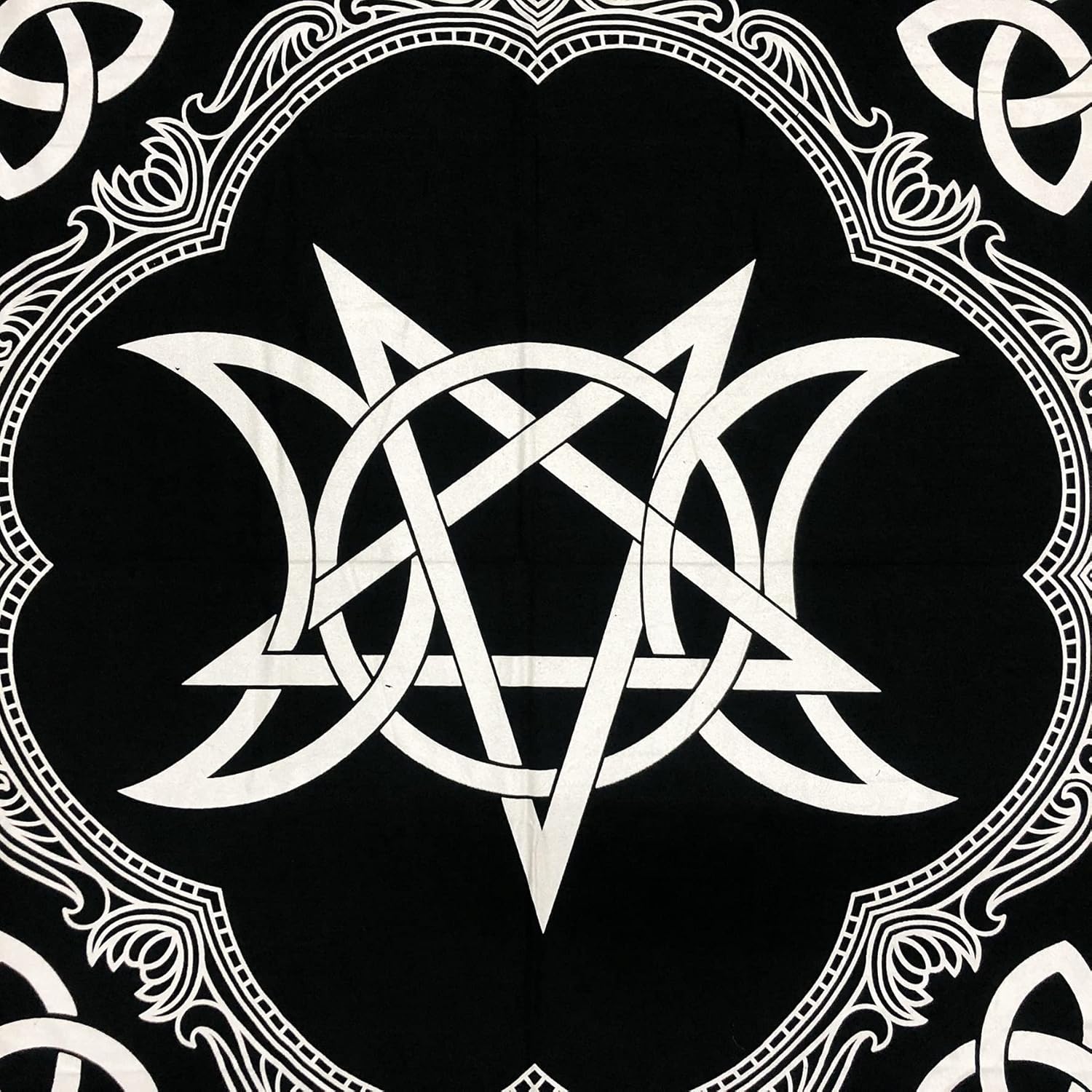 THE ART BOX Tissu Cartes de Tarot Serviettes Accessoires de Sorcellerie Nappe en Or Noir Carré Tissu céleste Spirituel avec Franges, Pentagramme Triquetra, 24X24 Pouces