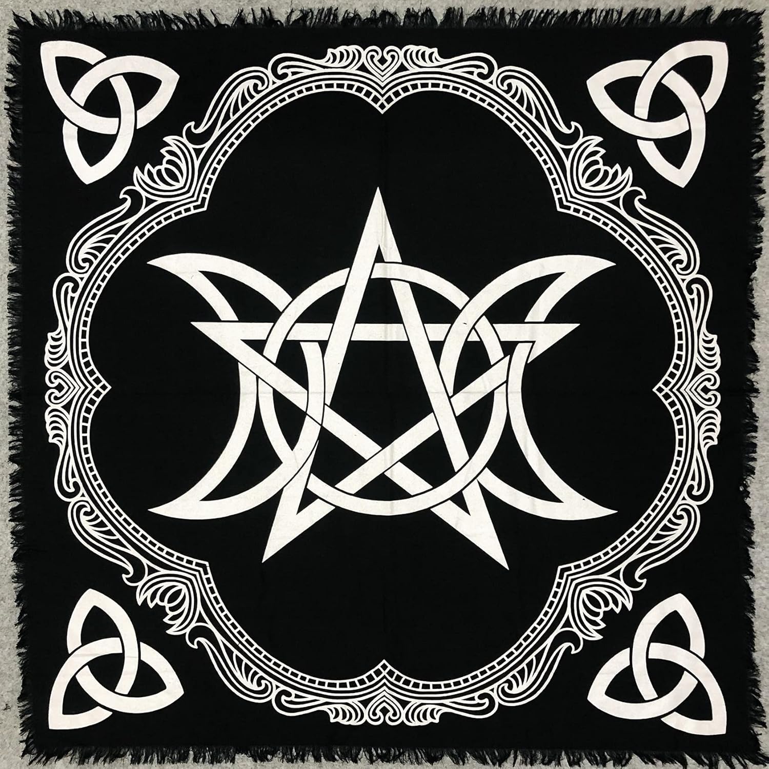 THE ART BOX Tissu Cartes de Tarot Serviettes Accessoires de Sorcellerie Nappe en Or Noir Carré Tissu céleste Spirituel avec Franges, Pentagramme Triquetra, 24X24 Pouces